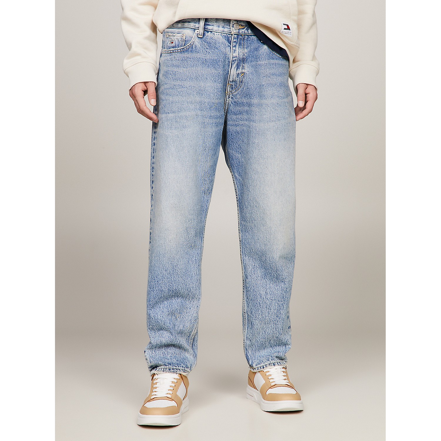 TOMMY HILFIGER Relaxed Tapered Fit Light Wash Jean